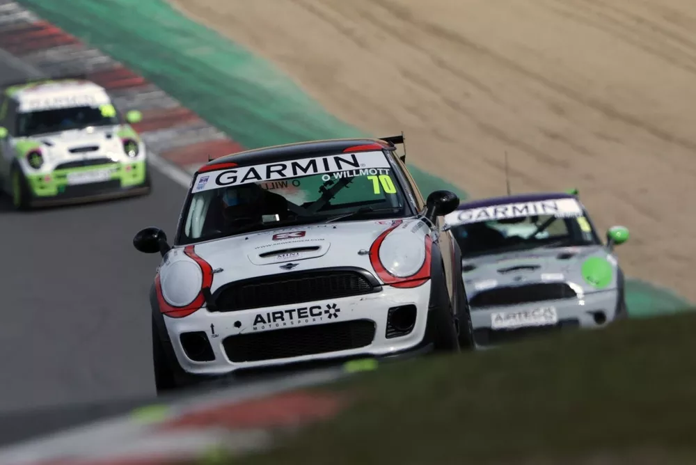 Willmott leads 002