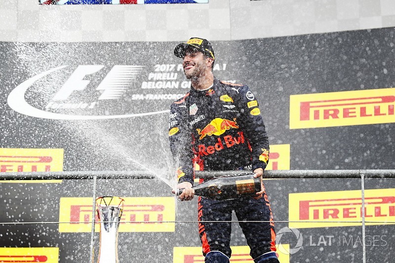 https://cdn-5.motorsport.com/images/amp/6DlP9rD6/s6/f1-belgian-gp-2017-podium-third-place-daniel-ricciardo-red-bull-racing-5493778.jpg