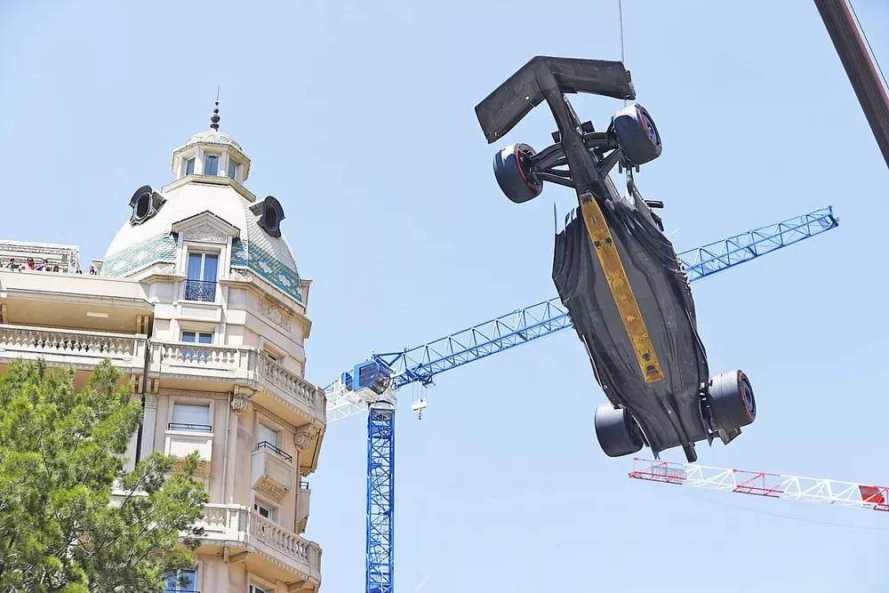 Los comisarios retiran el coche de Lewis Hamilton, Mercedes F1 W14, del circuito con una gr&uacute;a