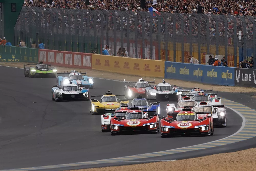 De start van de 24 uur van Le Mans 2023