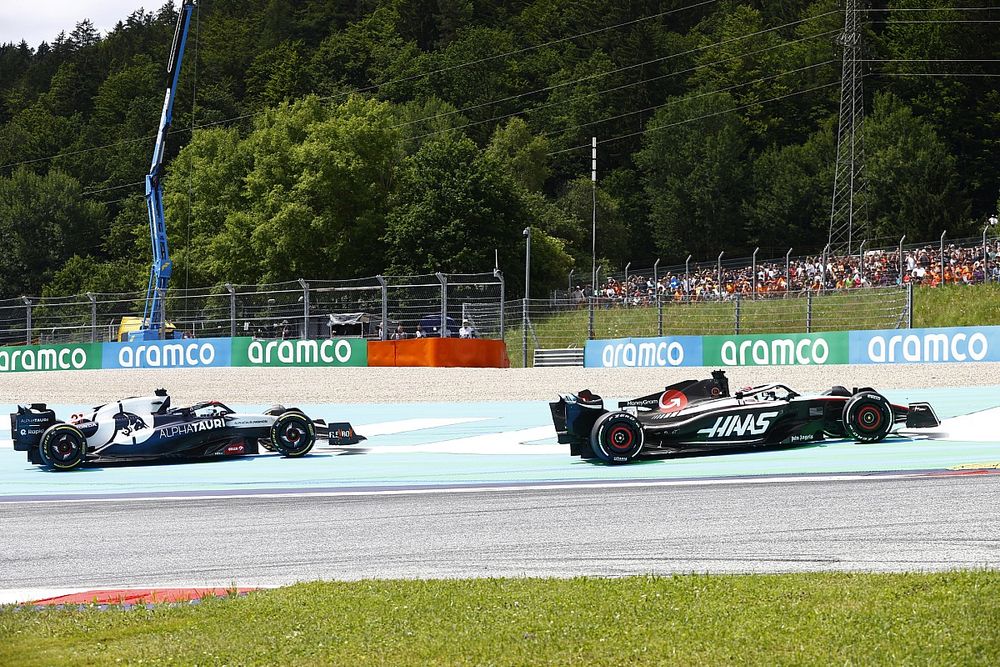 Kevin Magnussen, Haas VF-23, Nyck de Vries, AlphaTauri AT04, off the circuit