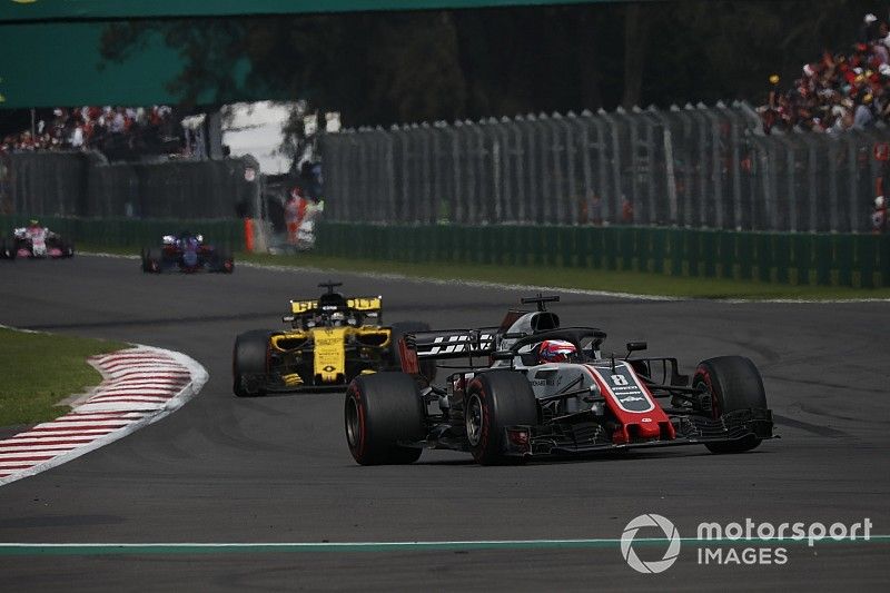Romain Grosjean, Haas F1 Team VF-18 y Nico Hulkenberg, Renault Sport F1 Team R.S. 18 