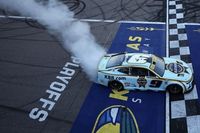 NASCAR Cup Kansas - Hamlin y Wallace cochan; Elliott sorprende para ganar