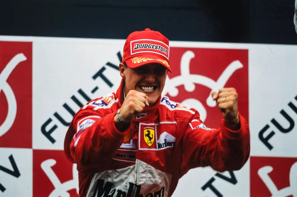 Michael Schumacher f&ecirc;te apr&egrave;s avoir s&eacute;curis&eacute; son troisi&egrave;me titre au Japon sur le podium