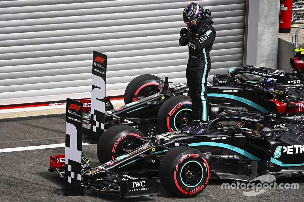 Ganador de la pole Lewis Hamilton, Mercedes-AMG F1 celebra en Parc Ferme  