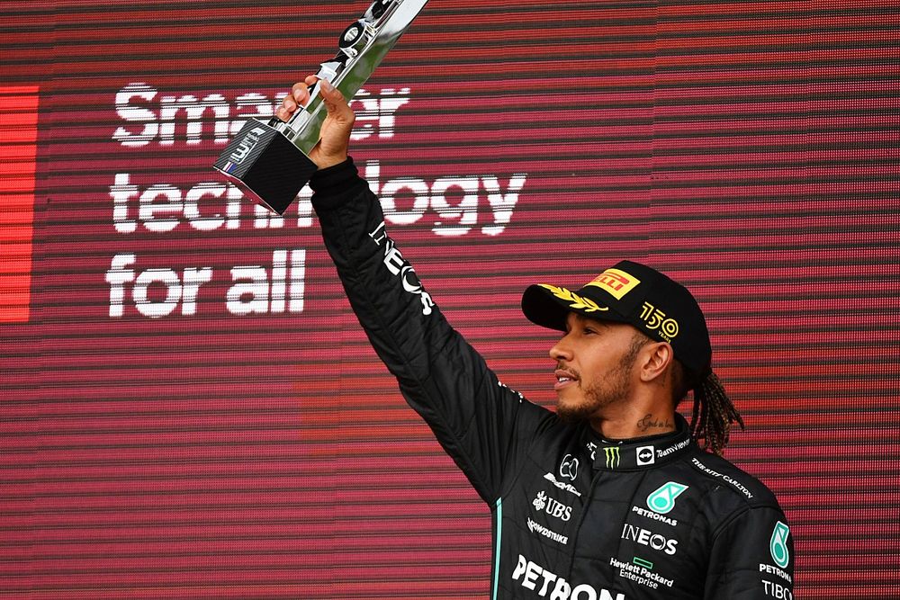 Lewis Hamilton, Mercedes, 3ª posición, levanta su trofeo