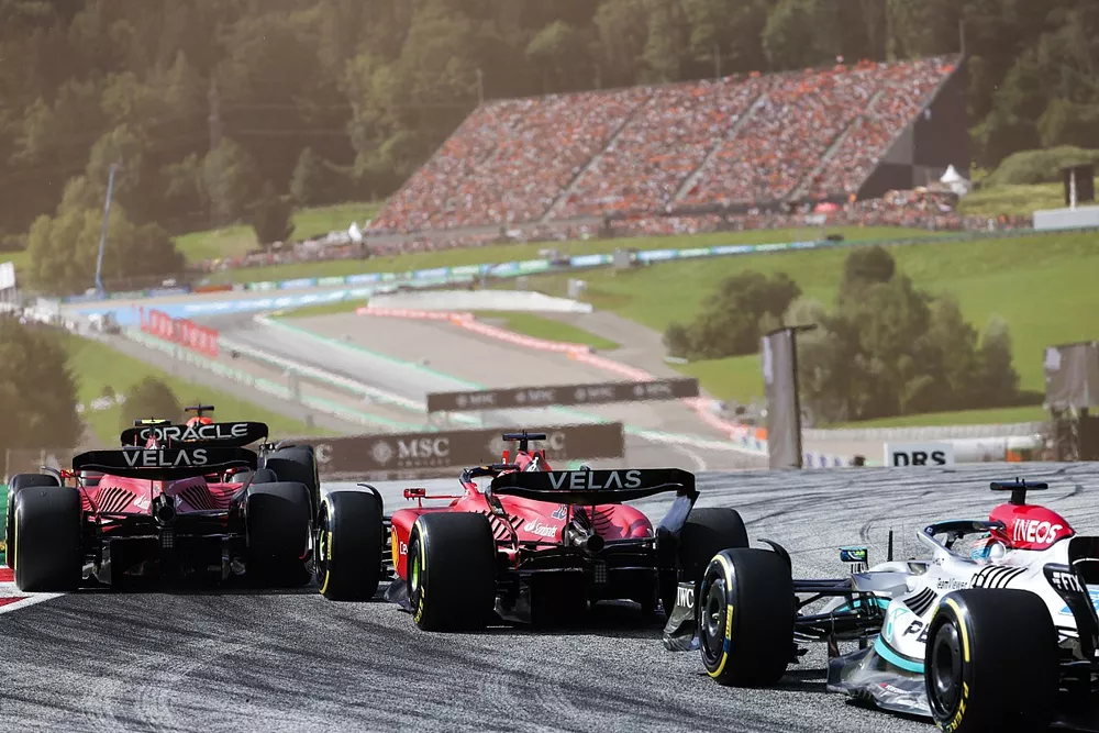 Carlos Sainz, Ferrari F1-75, Charles Leclerc, Ferrari F1-75, George Russell, Mercedes W13