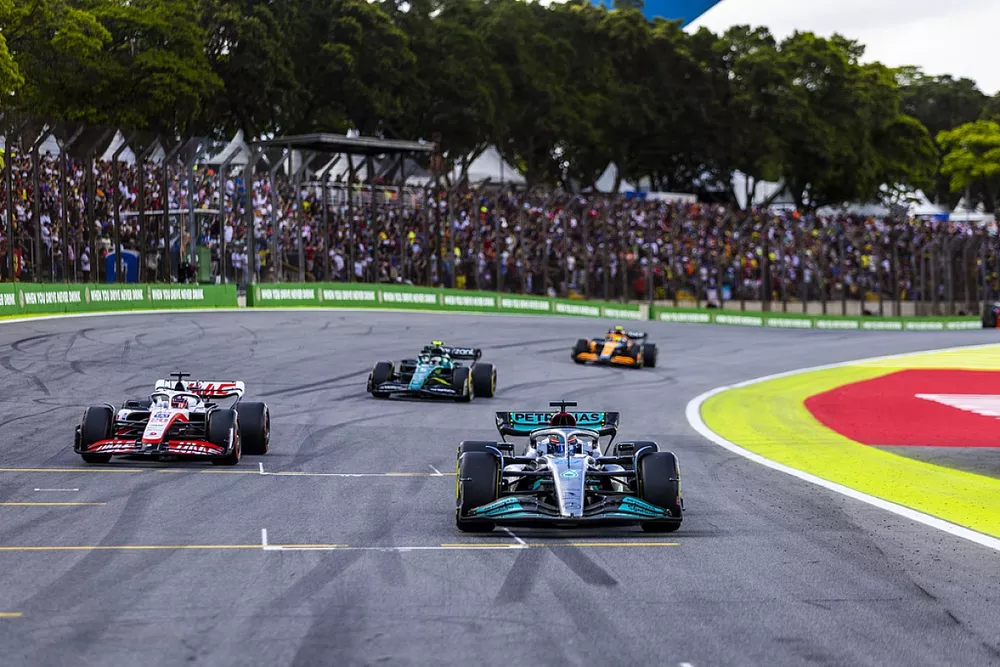 George Russell, Mercedes W13, Kevin Magnussen, Haas VF-22, Sebastian Vettel, Aston Martin AMR22, Lando Norris, McLaren MCL36, arrivent sur la grille