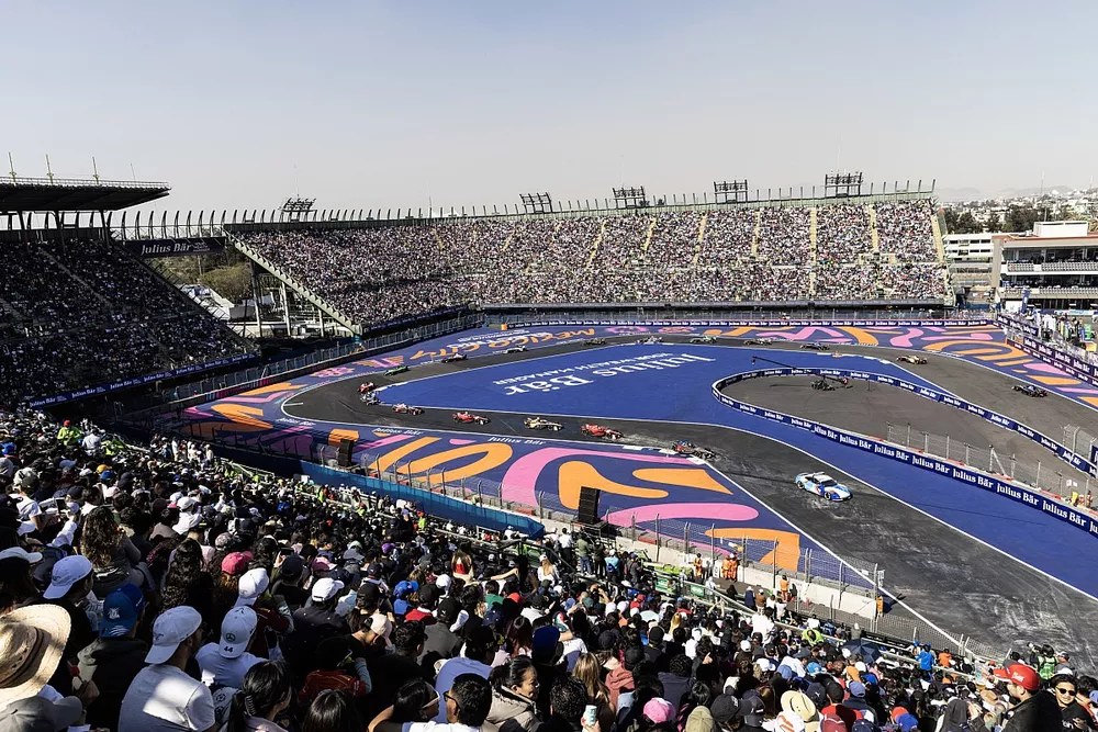 El safety car lidera el pelotón en el Foro Sol