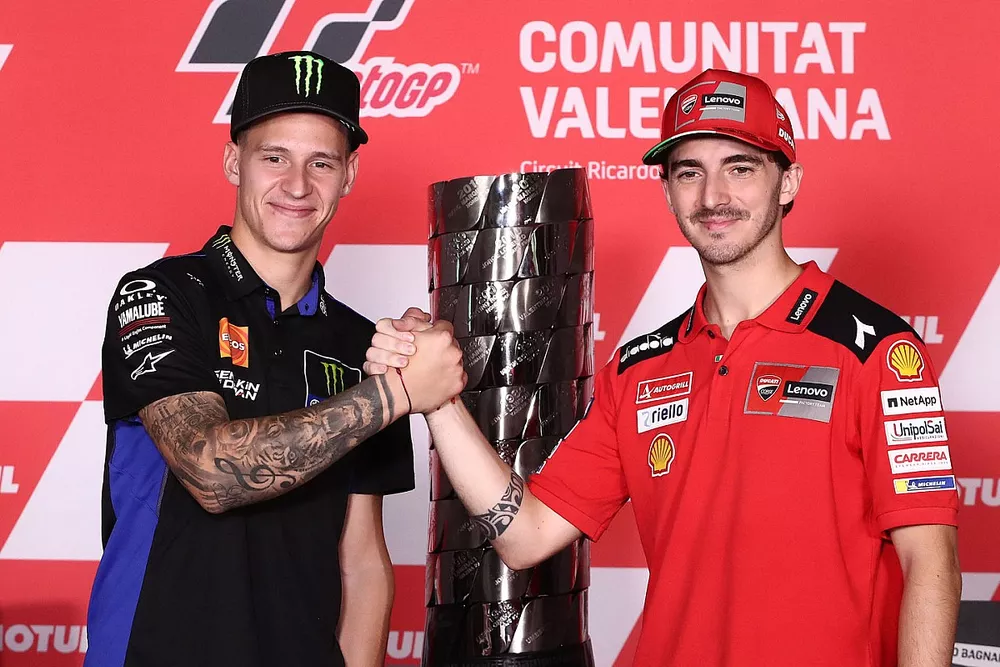 Les deux prétendants au championnat, Fabio Quartararo, Yamaha Factory Racing, et Francesco Bagnaia, Ducati Team, en conférence de presse, avec le trophée du championnat