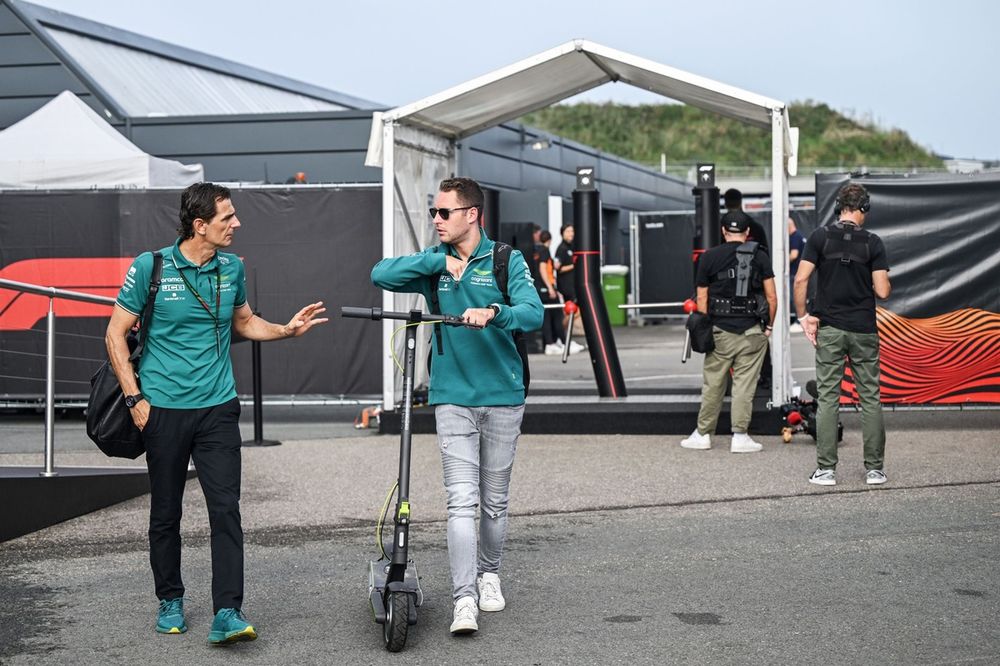 Pedro de la Rosa, embajador del Aston Martin F1 Team, con Stoffel Vandoorne, piloto reserva del Aston Martin F1 Team 