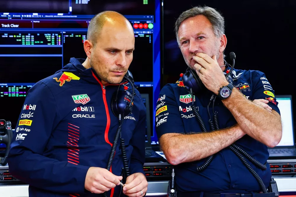 Christian Horner, Team Principal, Red Bull Racing praat met race-ingenieur Gianpiero Lambiase