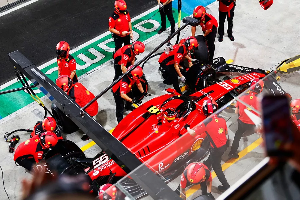 Carlos Sainz, Ferrari SF-23, dans les stands