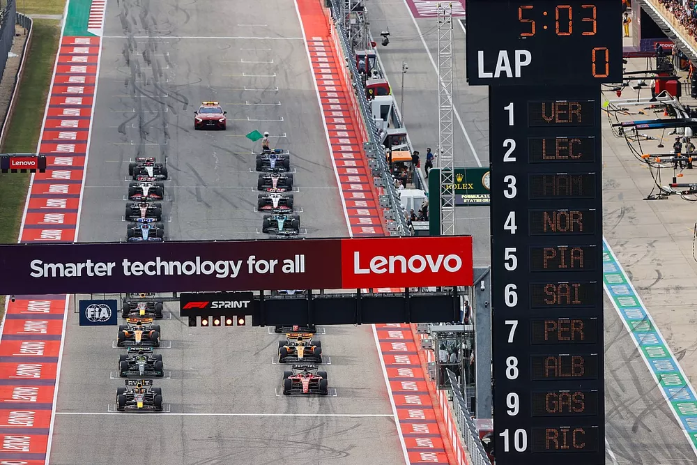 Max Verstappen, Red Bull Racing RB19, Charles Leclerc, Ferrari SF-23, se preparan para liderar la salida de la carrera Sprint.