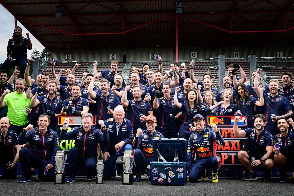 Max Verstappen, Red Bull Racing, Sergio Perez, Red Bull Racing e membros da equipe comemoram