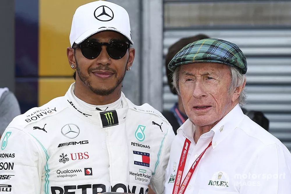 Lewis Hamilton, Mercedes AMG F1, f&ecirc;te sa pole position, en recevant le troph&eacute;e de la pole des mains de Jackie Stewart