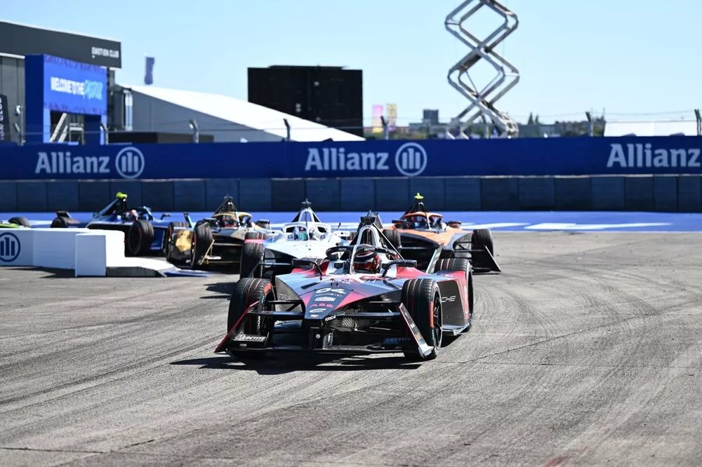 Pascal Wehrlein, Porsche, Porsche 99X Electric Gen3, Jake Dennis, Andretti Global, Porsche 99X Electric Gen3, Jake Hughes, McLaren, e-4ORCE 04