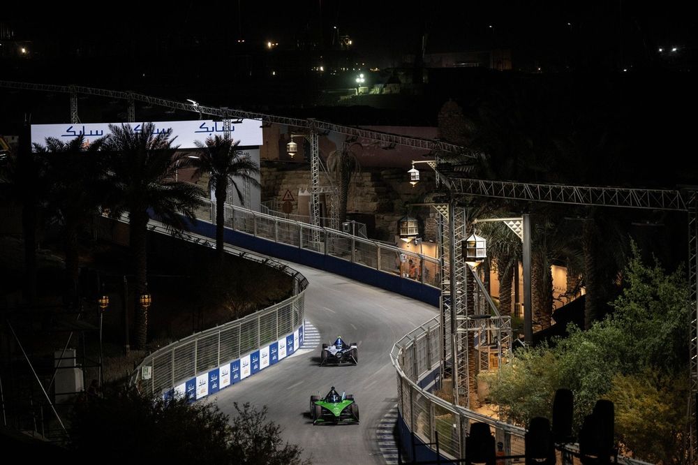 Sebastien Buemi, Envision Racing, Jaguar I-TYPE 6, Nick Cassidy, Jaguar TCS Racing, Jaguar I-TYPE 6