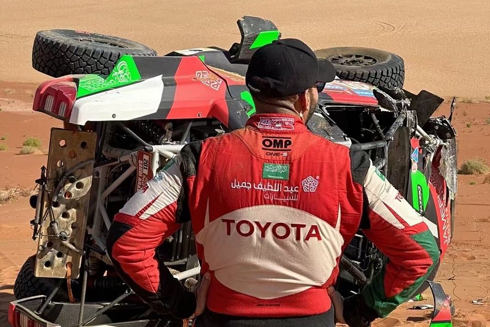 #201 Overdrive Racing Toyota Hilux Overdrive: Yazeed Al-Rajhi, Timo Gottschalk, crash