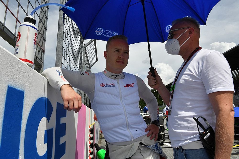 Nikita Mazepin, Haas F1, y su padre Dmitry Mazepin en la parrilla