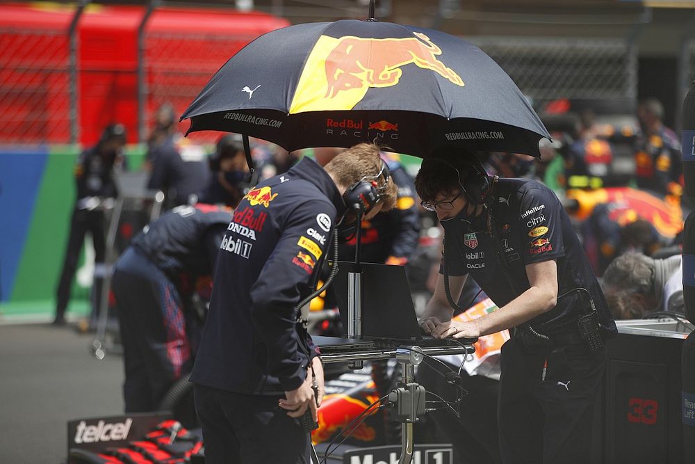 Los ingenieros de Red Bull trabajando en la parrilla