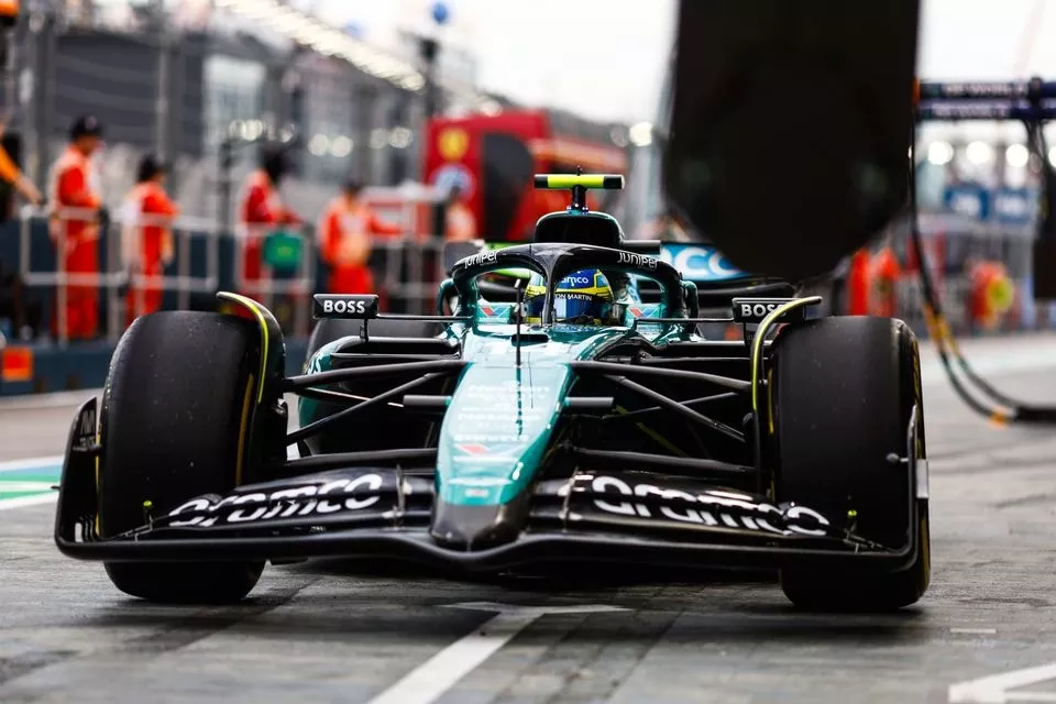 Fernando Alonso, Aston Martin AMR24, en el pitlane
