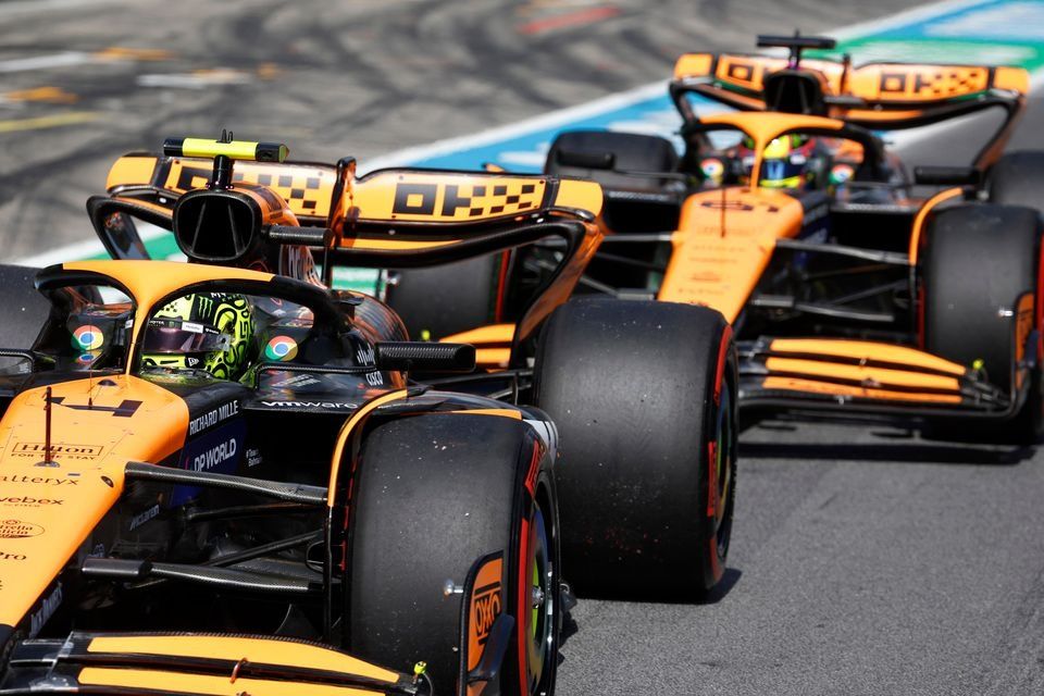 Lando Norris, McLaren MCL38, Oscar Piastri, McLaren MCL38, nos boxes