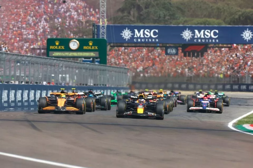 Arrancada: Max Verstappen, Red Bull Racing RB20, Lando Norris, McLaren MCL38