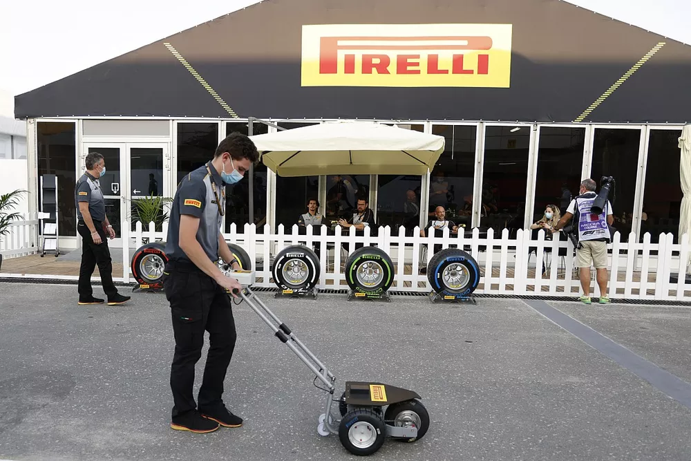 Un t&eacute;cnico de Pirelli con un carro de neum&aacute;ticos
