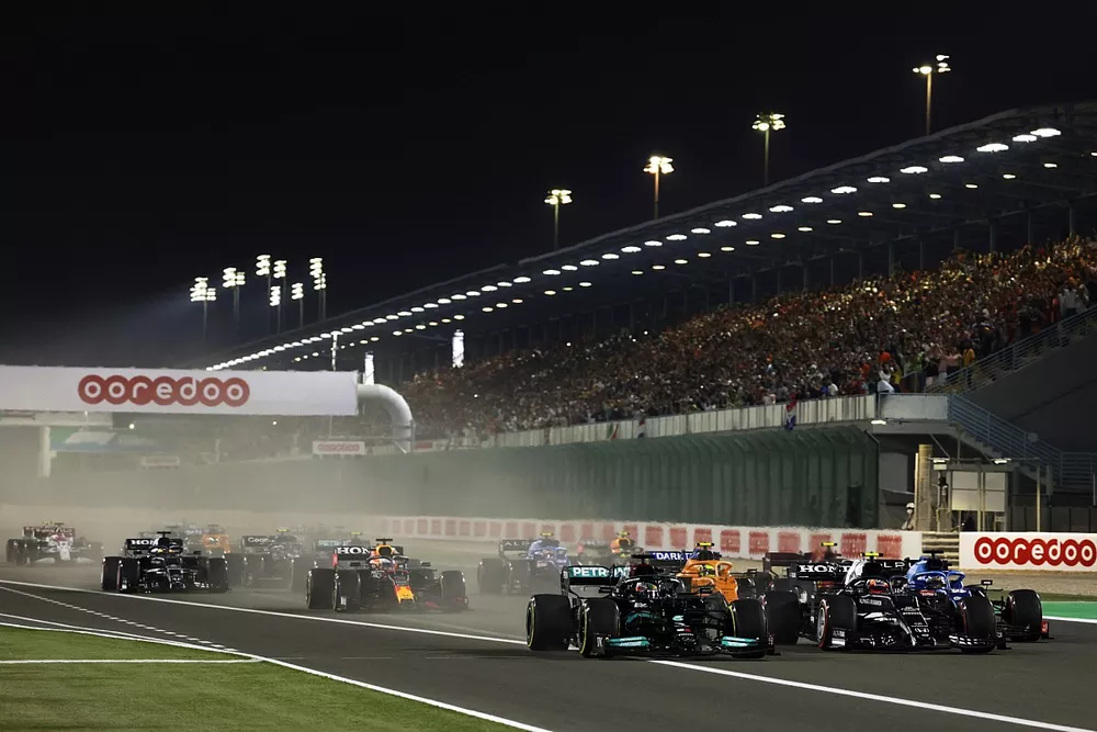 Lewis Hamilton, Mercedes W12, Pierre Gasly, AlphaTauri AT02, Fernando Alonso, Alpine A521, Lando Norris, McLaren MCL35M, Carlos Sainz Jr., Ferrari SF21, and the rest of the field at the start