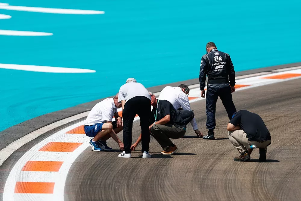 I funzionari, tra cui Niels Wittich, direttore di gara, FIA, Bernd Maylander, pilota della Safety Car, ispezionano la pista
