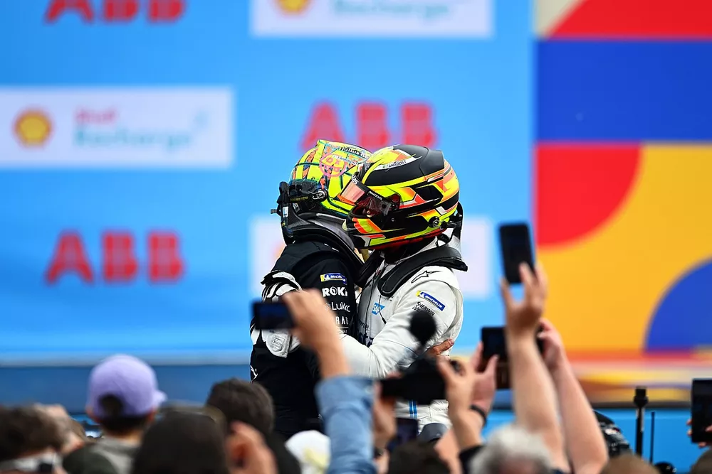 Le vainqueur Edoardo Mortara, Venturi Racing, et le troisième Stoffel Vandoorne, Mercedes-Benz EQ, sur le podium