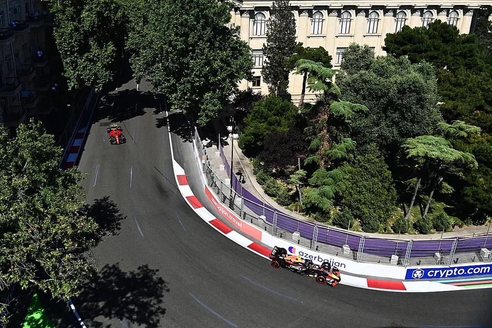 Sergio Perez, Red Bull Racing RB18, Carlos Sainz, Ferrari F1-75