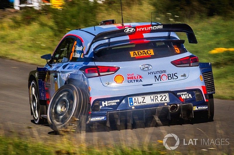 Thierry Neuville, Nicolas Gilsoul, Hyundai i20 WRC, Hyundai Motorsport con una llanta rota