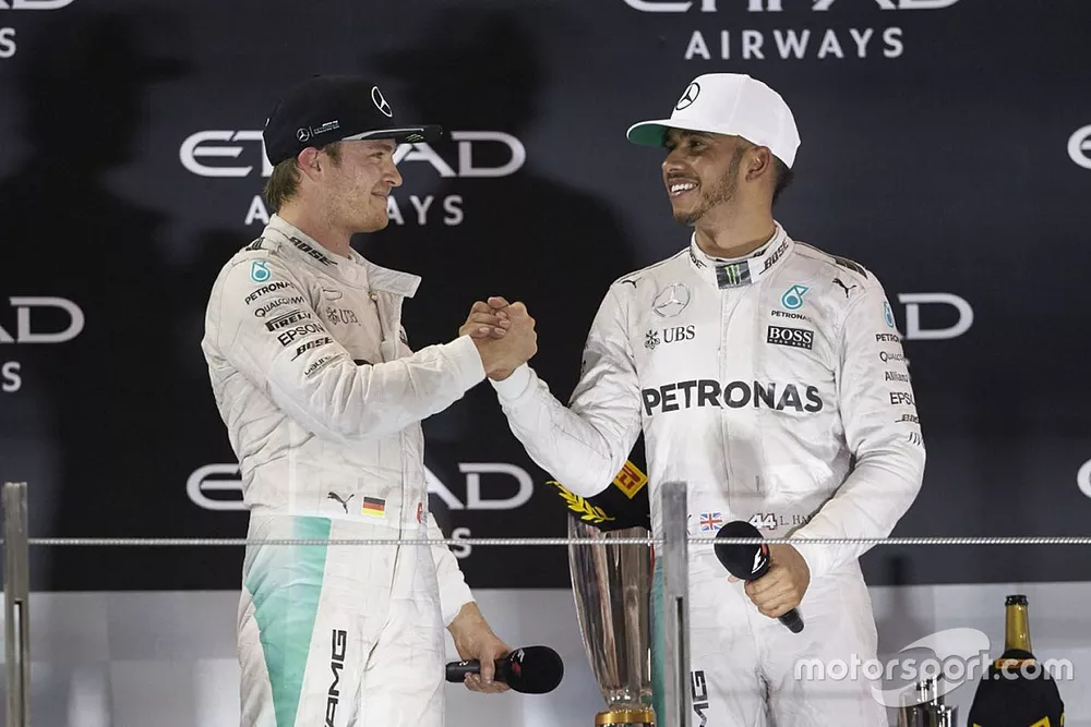 EL campe&oacute;n del Mundo Nico Rosberg, de Mercedes AMG F1 estrecha  las manos con su compa&ntilde;ero ganado de