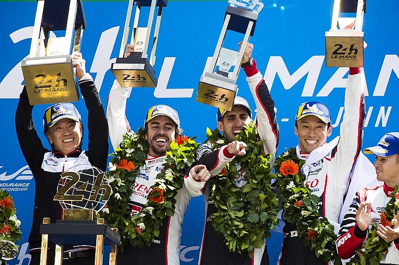 Podio general: S&eacute;bastien Buemi, Kazuki Nakajima, Fernando Alonso, Toyota Gazoo Racing