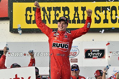 Christopher Bell se lleva una cardiaca victoria en Iowa