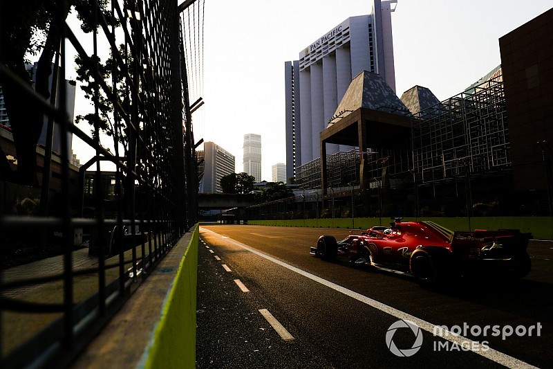 Пилоты Ferrari стали быстрейшими в субботней тренировке в Сингапуре