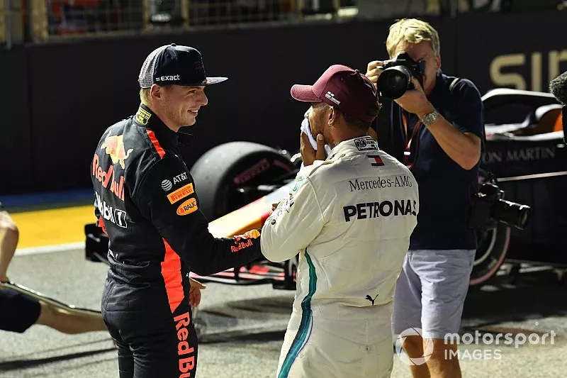 Ganador de la pole Lewis Hamilton, Mercedes AMG F1 con Max Verstappen, Red Bull Racing celebran en parc ferme 