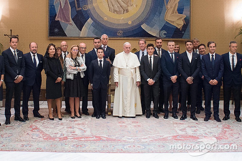 El Papa Francisco recibió a pilotos del MotoGP en el Vaticano