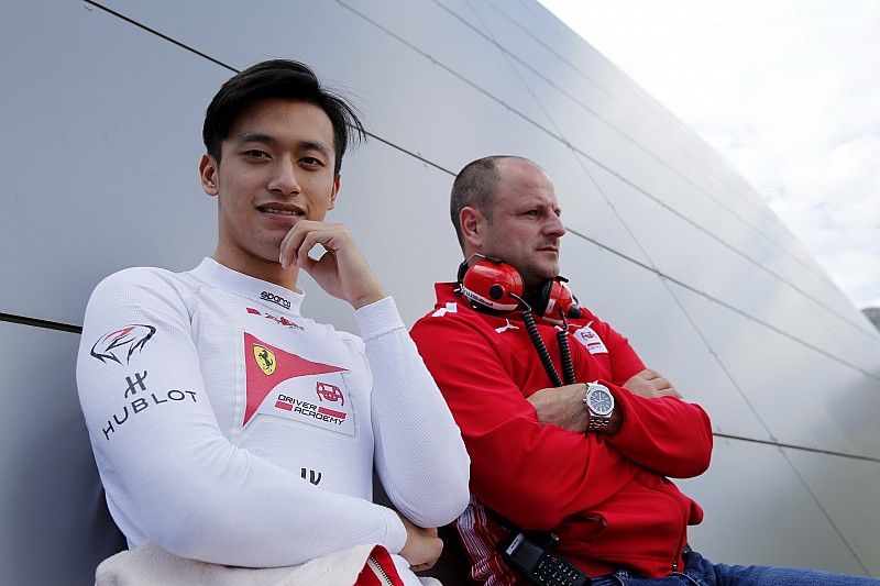 Ferrari'nin eski genç sürücüsü Zhou, Renault'nun test ve gelişim pilotu oldu