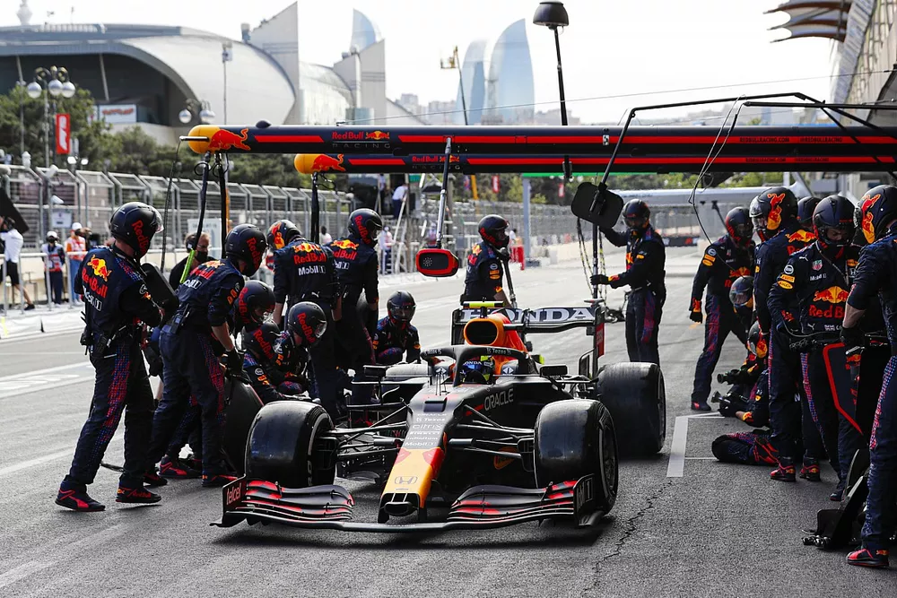 Sergio P&eacute;rez, Red Bull Racing RB16B pit stop