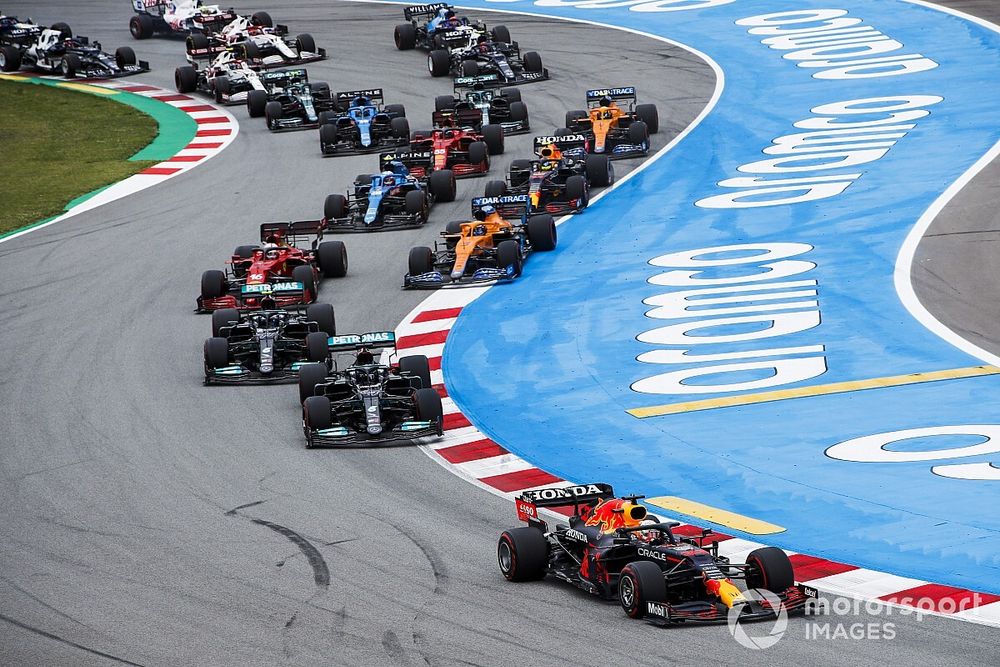 Max Verstappen, Red Bull Racing RB16B, leads Sir Lewis Hamilton, Mercedes W12, Valtteri Bottas, Mercedes W12, Daniel Ricciardo, McLaren MCL35M, Charles Leclerc, Ferrari SF21, and the rest of the field on the opening lap