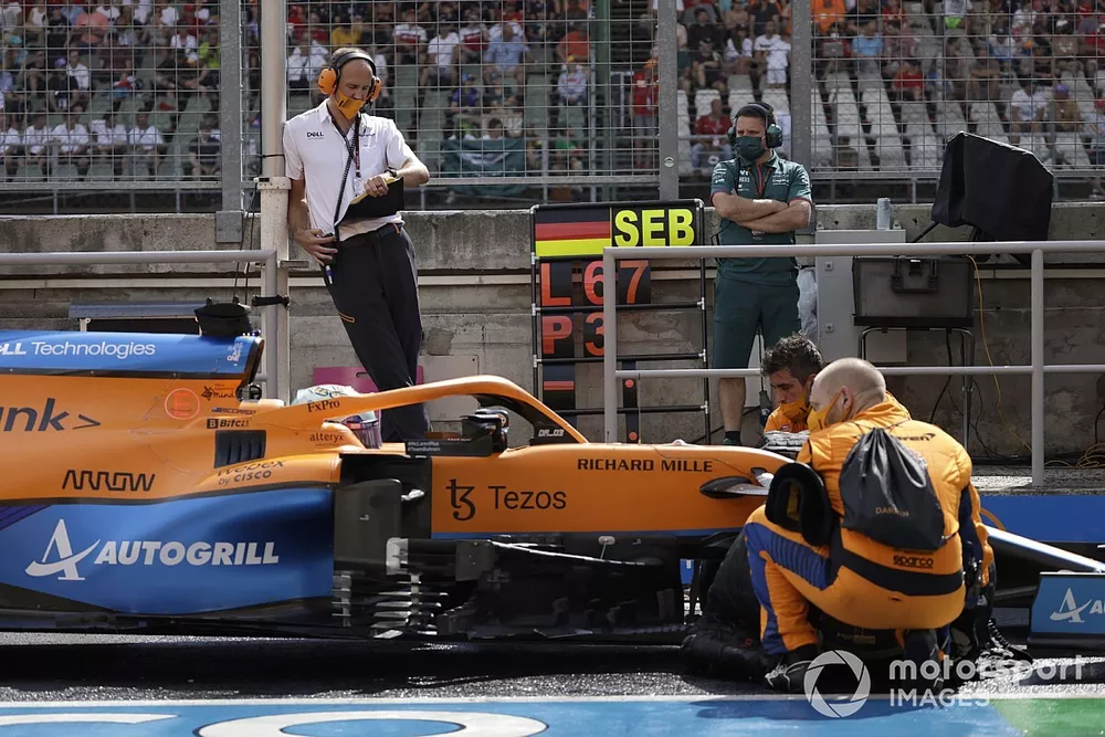 Daniel Ricciardo, McLaren MCL35M, in the pits