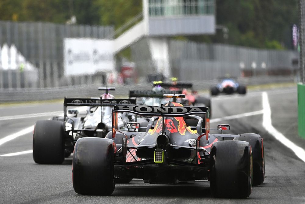 Lewis Hamilton, Mercedes W12, Max Verstappen, Red Bull Racing RB16B en la salida de los pits