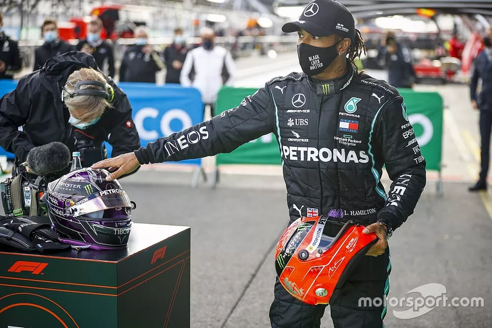 Podio: ganador Lewis Hamilton, Mercedes-AMG Petronas F1, con el casco de Michael Schumacher de 20212
