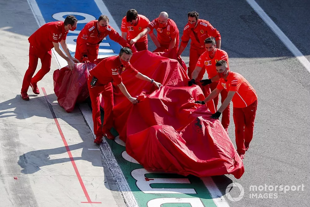 El monoplaza de Charles Leclerc, el Ferrari SF1000 es devuelto al garaje por los mec&aacute;nicos de Ferrari