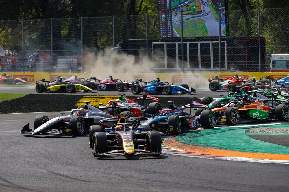 Pepe Mart&iacute;, Campos Racing, leads Paul Aron, Hitech Pulse-Eight, Victor Martins, ART Grand Prix, Oliver Bearman, Prema Racing