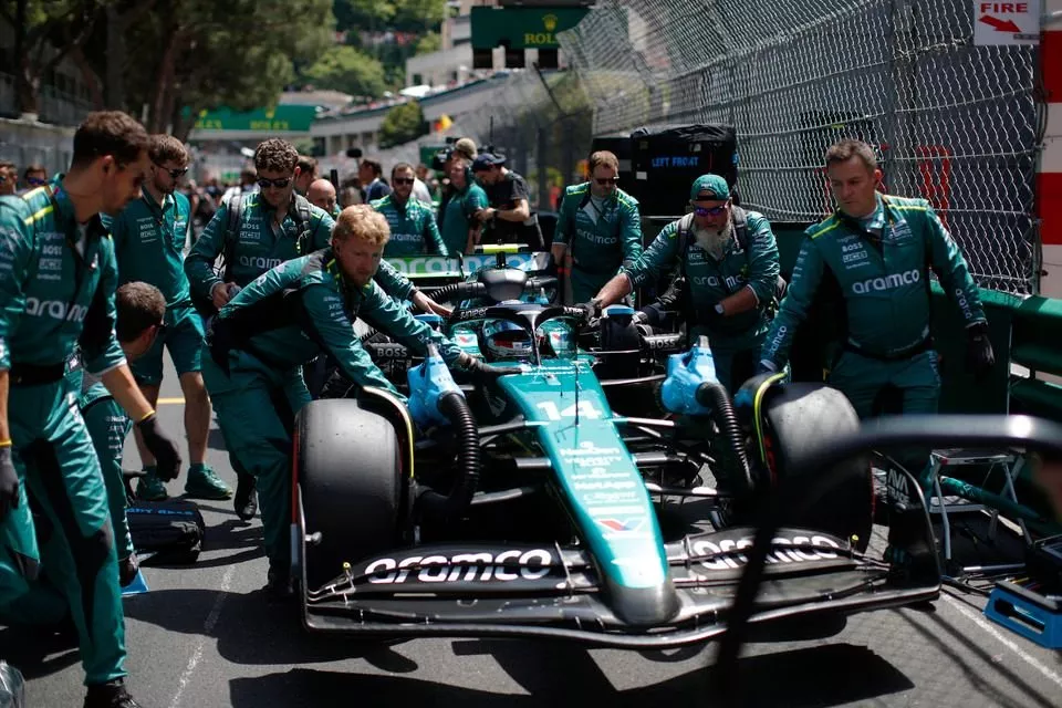 Los mec&aacute;nicos llevan a Fernando Alonso, Aston Martin AMR24, a la parrilla de salida