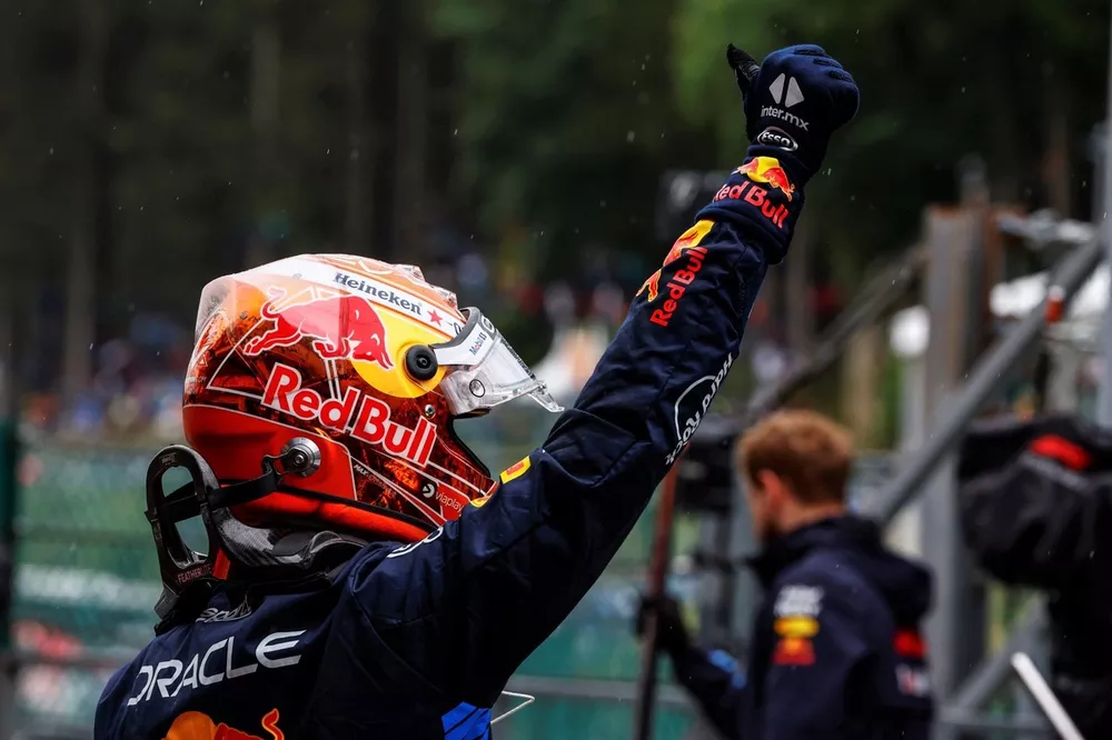 Max Verstappen, Red Bull Racing, viert feest na het veroveren van de pole